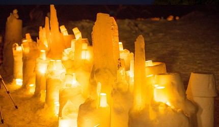 日本東北會津的 Eco Night Fantasy可以看到在湖面上放上蠟燭的浪漫雪祭
