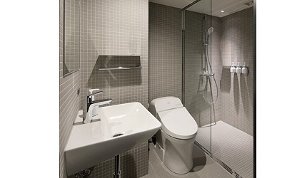 日本東京站附近的DDD HOTEL內進行過翻新，客房內的廁所新簇潔淨