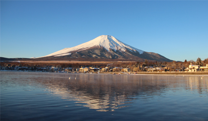 在日本富士五湖中的山中湖望到的富士山景