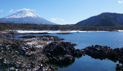 在日本富士五湖中的本栖湖望到的富士山景