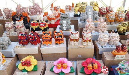 沖繩旅遊孝親自由行推薦必去景點「萬座毛」的附近的紀念小舖的石獅子