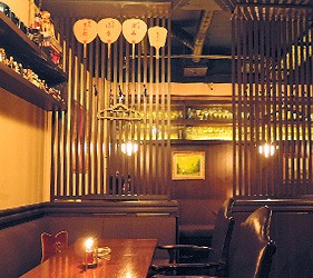 日本京都酒吧推介懷舊風情 Bar Nostalgia店內懷舊感洋溢的座位區內部裝潢