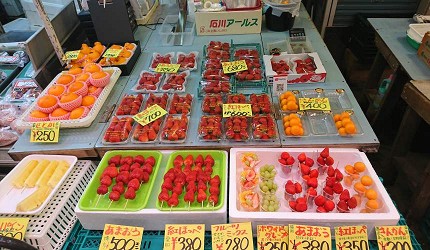 近江町市場內有店舖出售可即食的生果