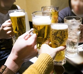 日本男女在提供相親服務的居酒屋內碰杯