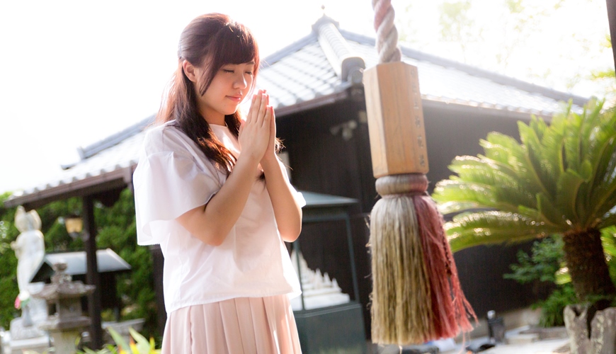 日本女生在神社中參拜也是相親的活動之一