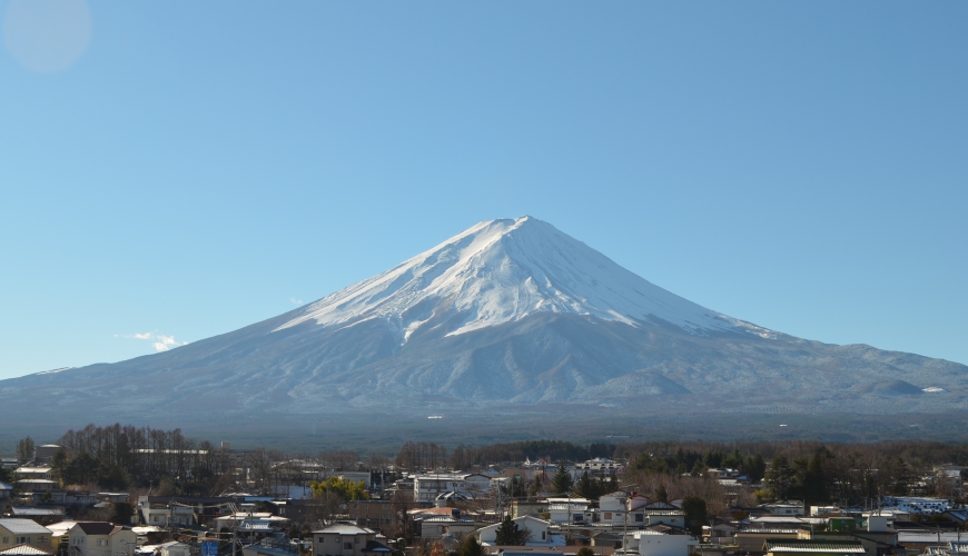 遠眺日本富士山及附近民居