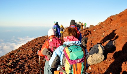 一群人在白天爬富士山