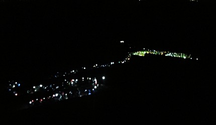 一群人在晚上爬富士山