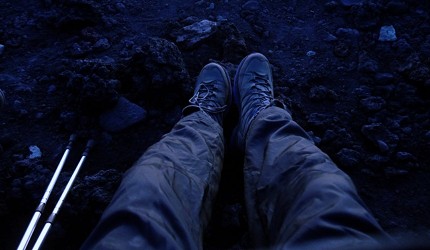 日本富士山上休息的男人雙腳