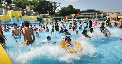 夏天去日本玩水消暑、暑假帶細路旅行放電最好玩的水上樂園精選推介，提供人造浪池、漂流河、巨型滑梯、水上滾筒、水上運動競技設施、兒童嬉水池等水上遊戲設備的水上樂園7選中的姬路市民プール姬路市民泳池內的人造浪池