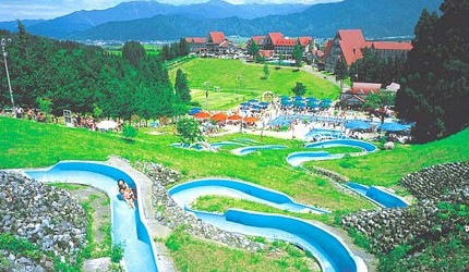 夏天去日本玩水消暑、暑假帶細路旅行放電最好玩的水上樂園精選推介，提供人造浪池、漂流河、巨型滑梯、水上滾筒、水上運動競技設施、兒童嬉水池等水上遊戲設備的水上樂園7選中的Hotel Green Plaza Joetsu（ホテルグリーンプラザ上越）