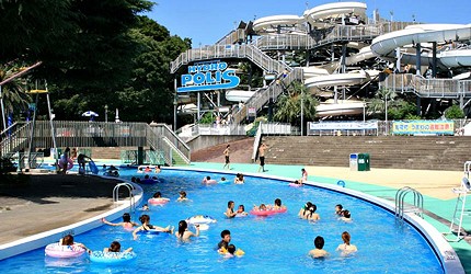 夏天去日本玩水消暑、暑假帶細路旅行放電最好玩的水上樂園精選推介，提供人造浪池、漂流河、巨型滑梯、水上滾筒、水上運動競技設施、兒童嬉水池等水上遊戲設備的水上樂園7選中的豐島園（水と緑の遊園地 としまえん）