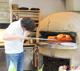 輕井澤一日遊11家必吃打卡美食的正宗窯烤披薩「enboca 輕井澤」披薩現做放進窯裡