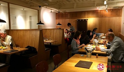 輕井澤一日遊11家必吃打卡美食的邪惡脆皮烤雞「Kastanie Rotisserie」的用餐環境