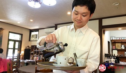 輕井澤一日遊11家必吃打卡美食的「丸山咖啡」店員倒咖啡