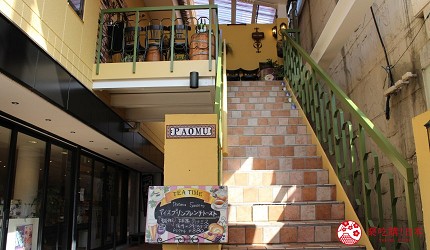 輕井澤一日遊11家必吃打卡美食的布丁專賣「PAOMU」的店家樓梯一景