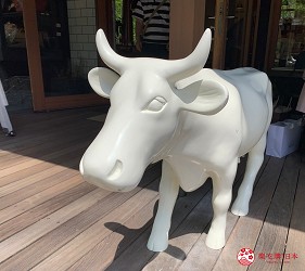 日本長野輕井澤一日遊「舊輕井澤銀座通」的「榆樹街小鎮」的「HARVEST NAGAI FARM」店門口的白色乳牛