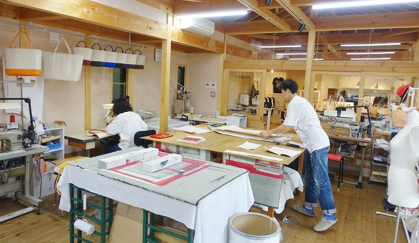 “倉敷自由行岡山山陽山陰日本自助旅行旅遊設計服飾雜貨文創手工藝品文青CraftWorkVillage帽子帆布單寧牛仔手巾餐具玻璃工藝筆設計師町家手工體驗活動CRAFTWORKinc.ALAPAAPORIGINAL帆布包原創aun玻璃筆襯衫連身裙圍巾背心森林系GIFTTRAVELCLOSET圍裙貝蕾人氣くらし器