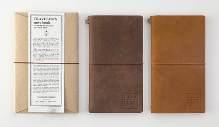 人氣文具「TRAVELER’S notebook」與「星巴克臻選®東京烘焙工坊」的合作商品「Starbucks Reserve® Roastery TRAVELER’S notebook」有茶色與焦糖色