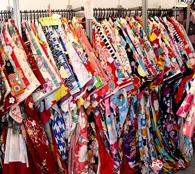 日光東照宮附近和服體驗店家「うたかた」和服選擇超過百種