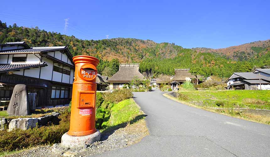 京都「美山茅草屋之鄉」醒目的紅色郵筒