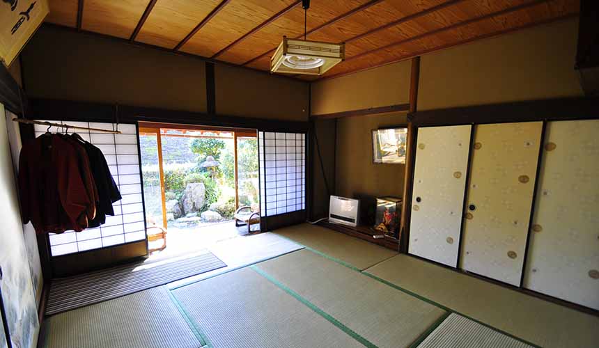 京都「美山茅草屋之鄉」的純樸民宿室內照