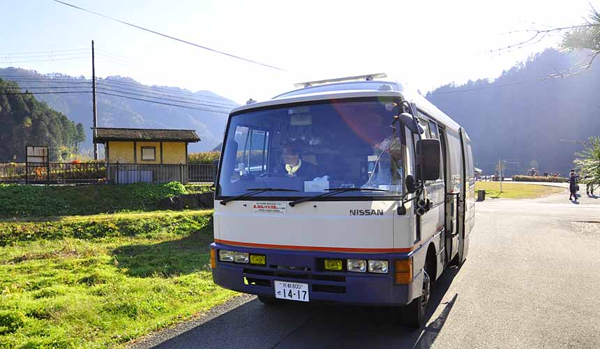 京都「美山茅草屋之鄉」的小巴士雜貨店