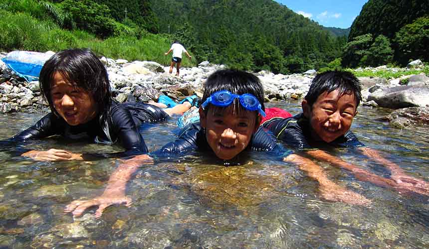 京都「美山茅草屋之鄉」的夏日戲水活動