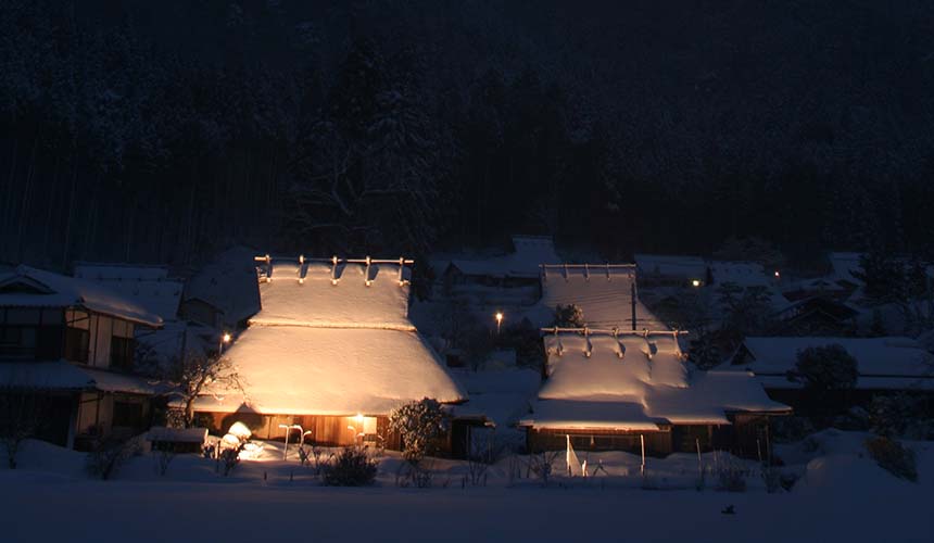 京都「美山茅草屋之鄉」的「雪灯廊」景緻寧靜而夢幻