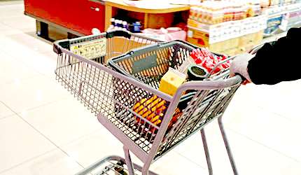 超市購物時不可或缺的購物籃和推車