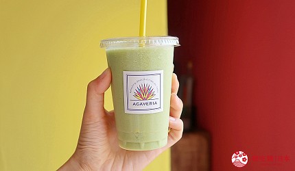 東京代代木果汁吧「Agaveria」的綠色鮮果汁：有機大麥若葉、鳳梨、黃金奇異果