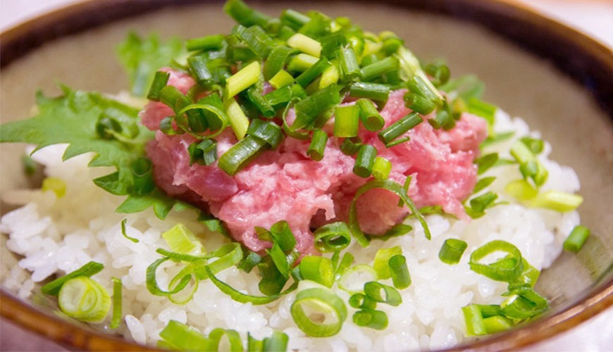 日本平價丼飯連鎖定食店日式蔥花生鮪魚丼烤魚鰻魚飯生魚片