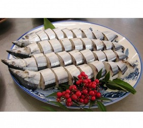 東紀州秋刀魚壽司的特徵是會留下魚頭
