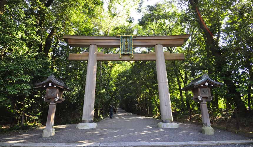 奈良櫻井市日本最古老的神社大神神社鳥居