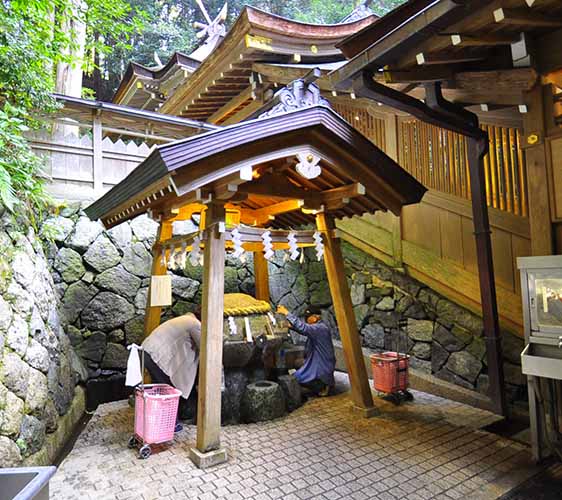 傳說可以治病的大神神社井水