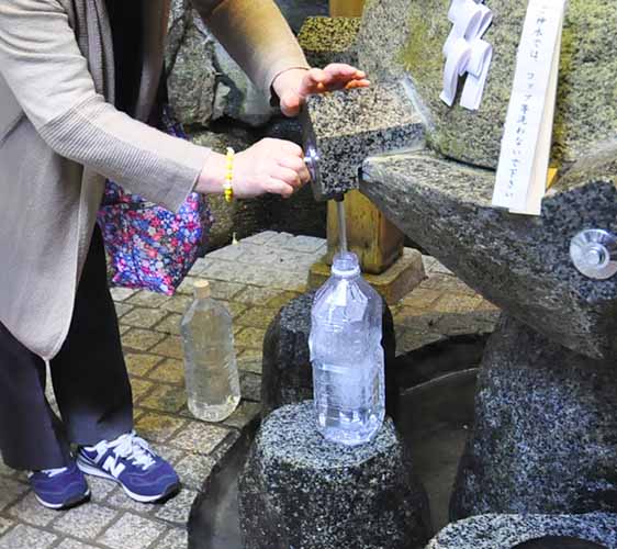 傳說可以治病的大神神社井水