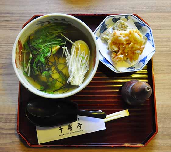 奈良櫻井市三輪素麺茶屋千寿亭的牛蒡與櫻花蝦天婦羅湯麵