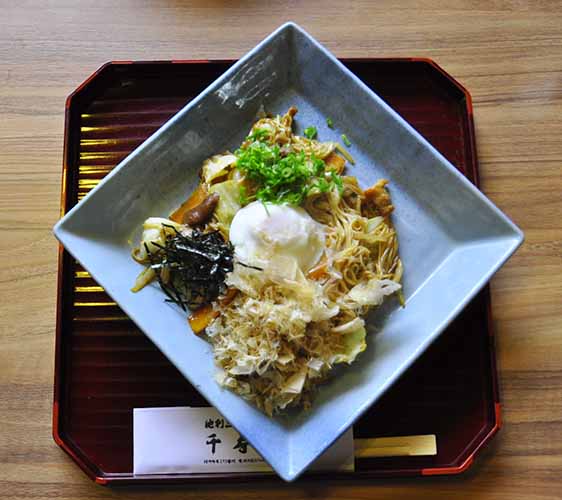 奈良櫻井市三輪素麺茶屋千寿亭的鐵板炒素麵