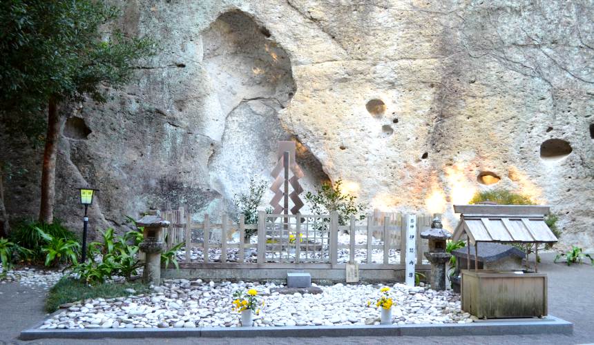 東紀州「三重熊野」花之窟神社傳說伊奘冉尊死後之處