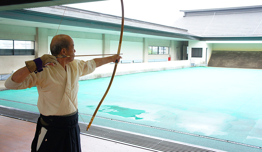 竹駒神社躬修殿指導拉弓的本鄉老師