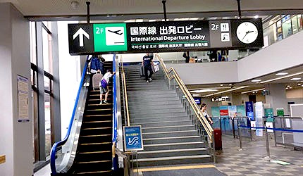 日本岡山機場國際線大廳手扶梯