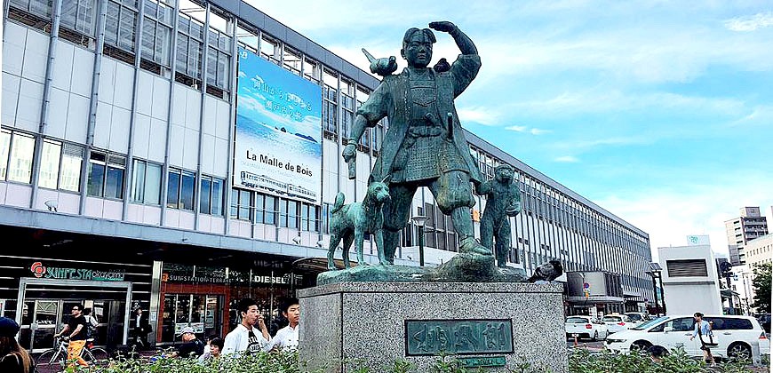 JR岡山站地標桃太郎雕像