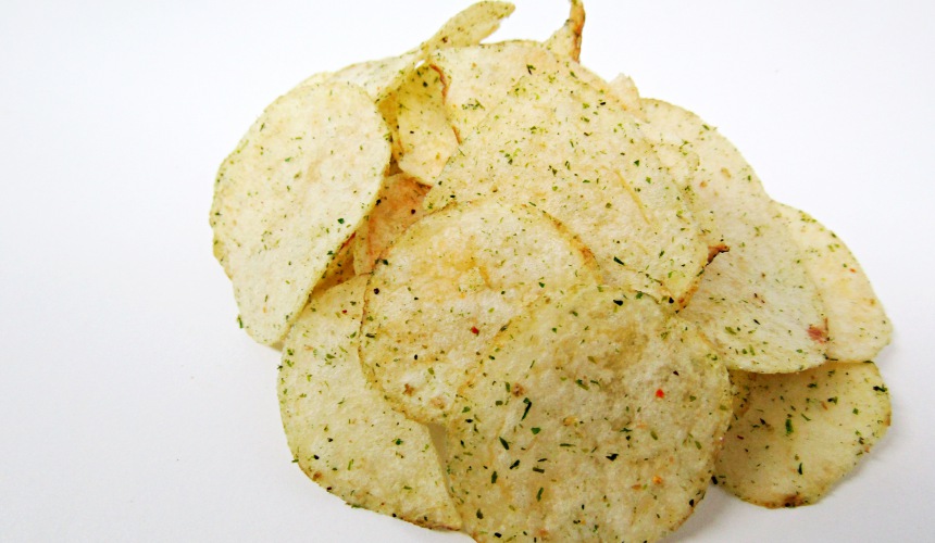 KOIKEYA PRIDE POTATO 秘傳濃厚海苔鹽味（秘伝濃厚のり塩）的洋芋片側拍
