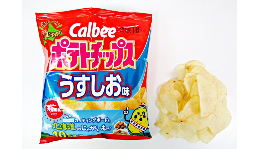 Calbee定番洋芋片薄鹽口味（ポテトチップスうすしお味）的包裝與洋芋片