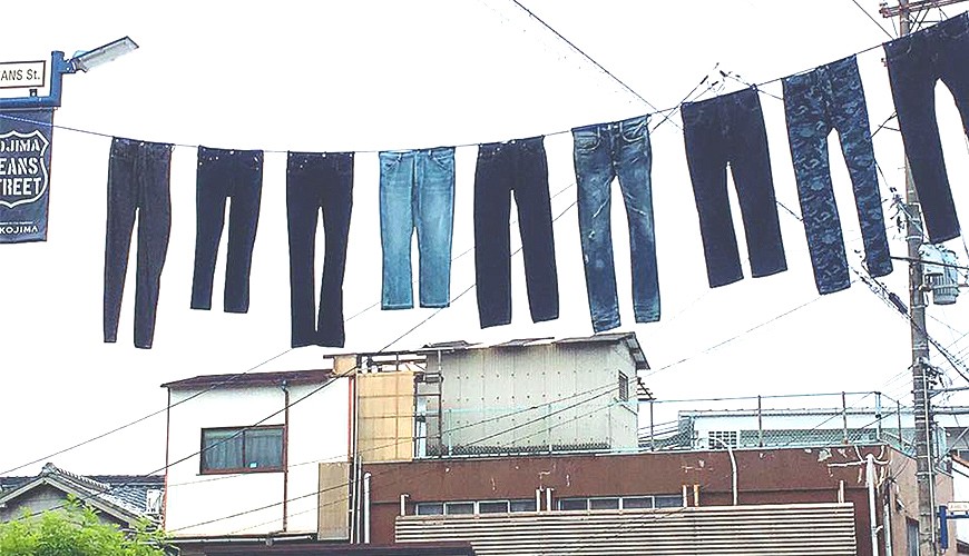 日本岡山牛仔褲街懸吊空中的牛仔褲奇景