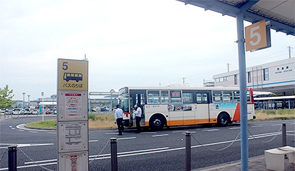 日本岡山JR兒島站藍色公車候車處