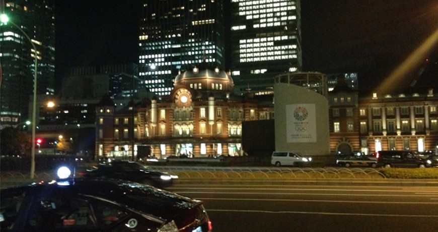 夜晚在日本東京大阪九州關西沖繩街頭上交通行走方便快捷搭交通工具的士計程車taxi的馬路