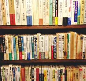 日本沖繩那霸自由行必訪景點第一牧志公設市場全日本最小的書店古本屋烏拉拉