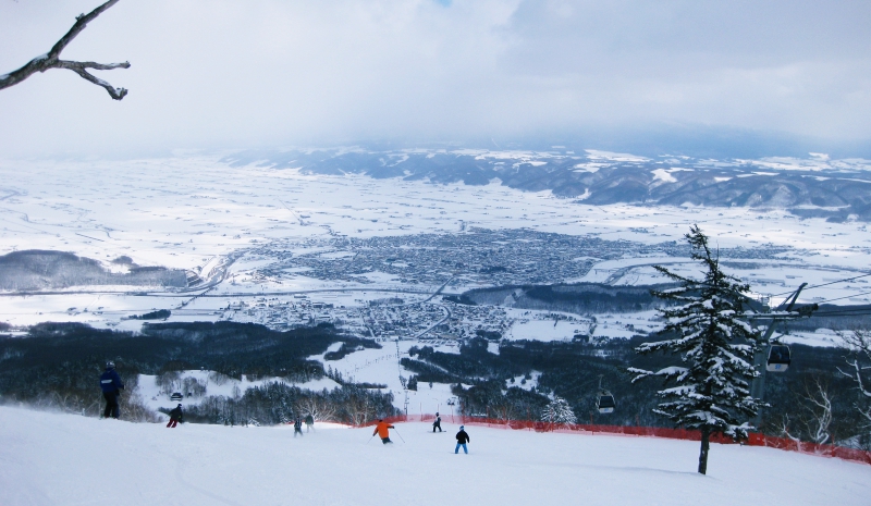日本北海道自由行富良野美瑛的富良野王子大飯店附近的富良野滑雪場的雪道