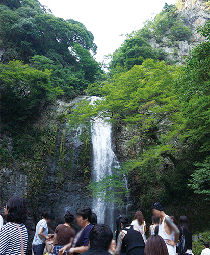 旅客都靠近瀑布，一求清涼